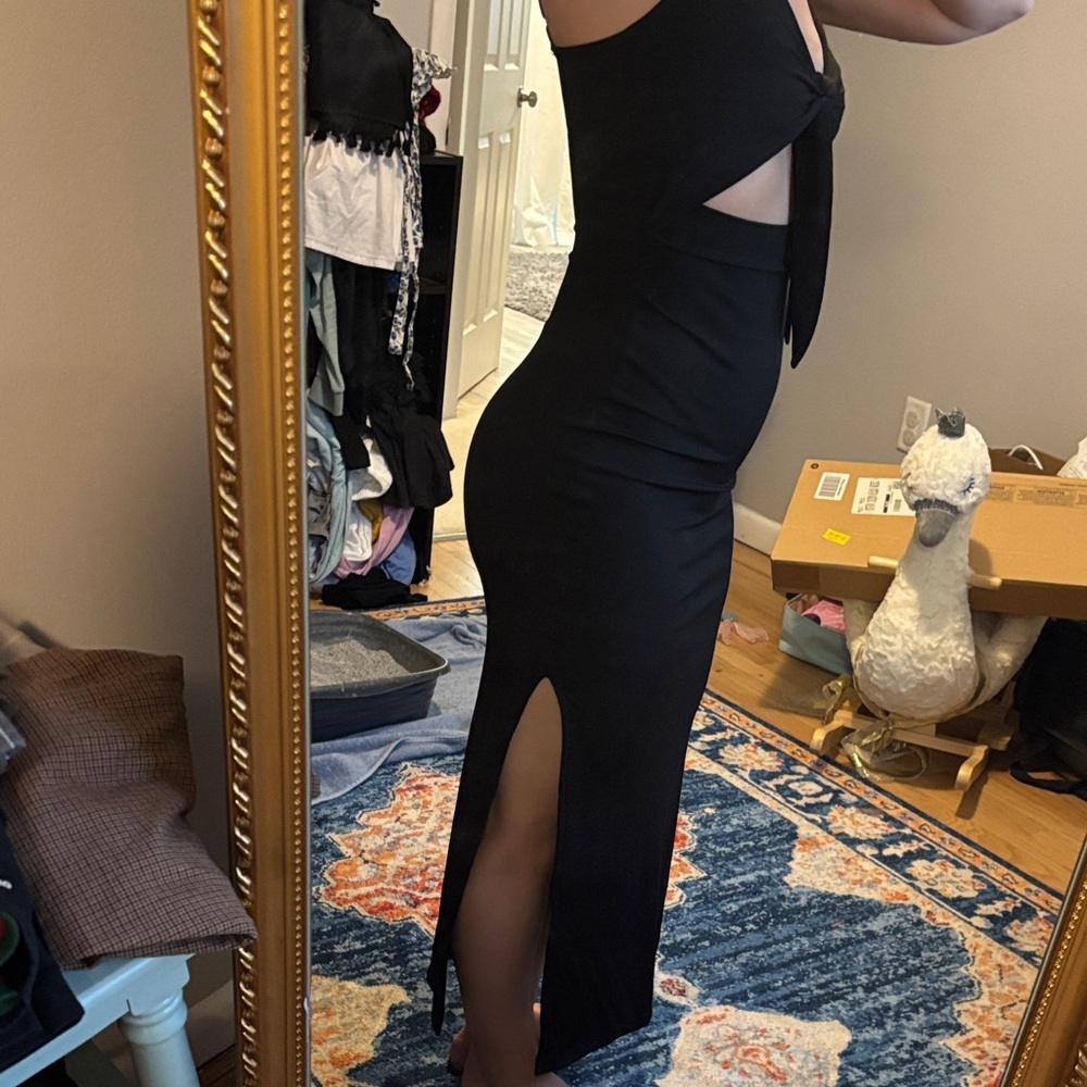 Elegant Black Cut-Out Dress - Picture 2 of 3